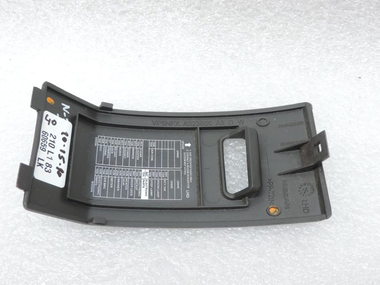 „Nissan Navara II D40“ drošinātāju kārbas vāciņš 68964EB301