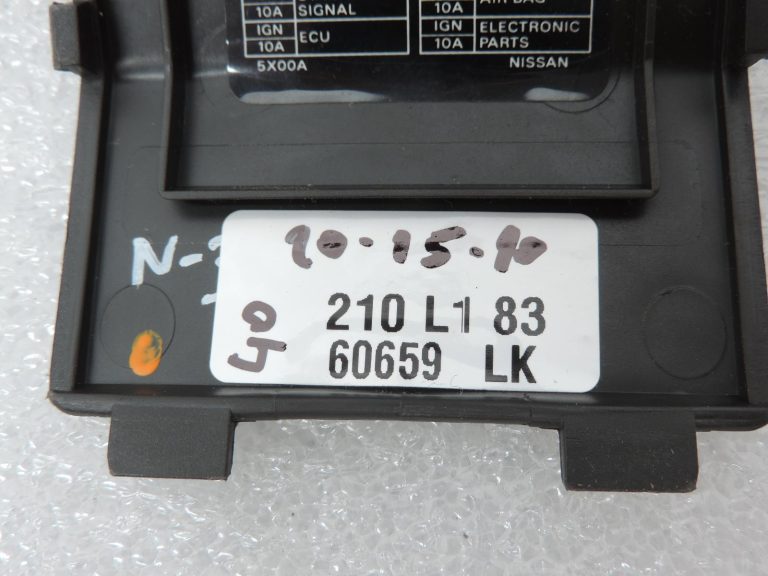 „Nissan Navara II D40“ drošinātāju kārbas vāciņš 68964EB301