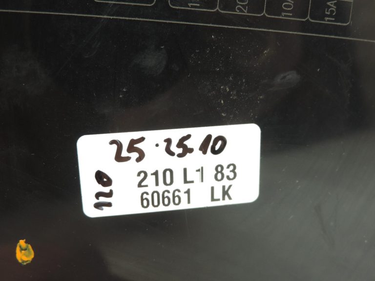 Nissan Navara II D40 priekšējā drošinātāju kārbas vāciņš 243825X21A