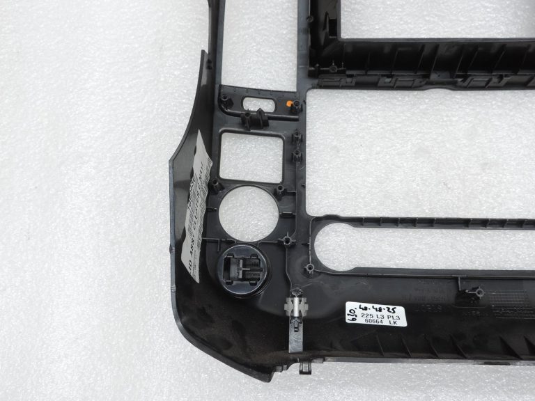 Nissan Navara II D40 centrālās konsoles pārsega apdare – BOJĀTA 682605X01B