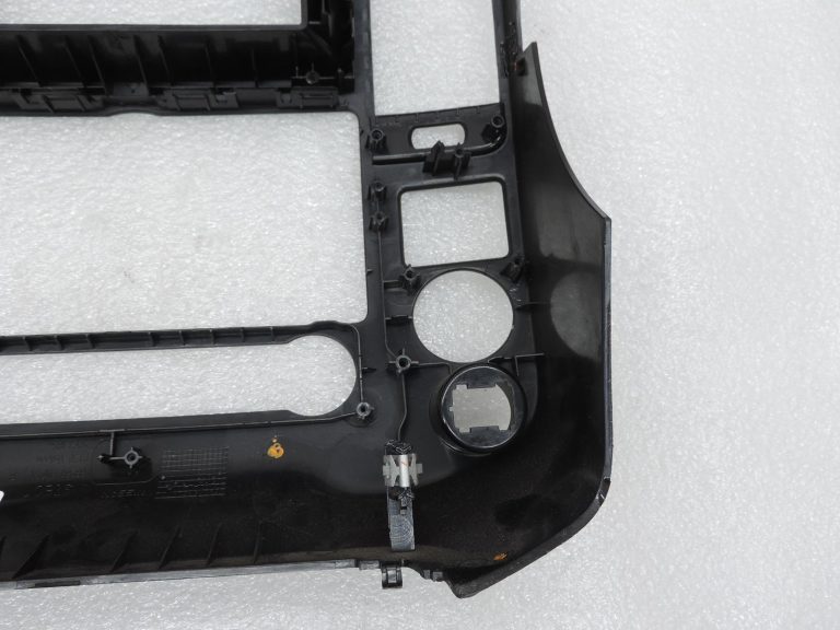Nissan Navara II D40 centrālās konsoles pārsega apdare – BOJĀTA 682605X01B