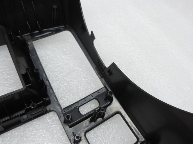 Nissan Navara II D40 centrālās konsoles pārsega apdare – BOJĀTA 682605X01B
