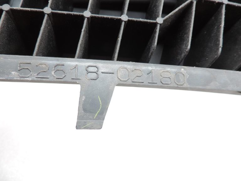 OE Toyota Corolla E21 priekšējā apakšējā bufera kronšteins 5261802180