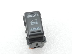 OEM Nissan Navara II D40 ZV slēdzis centrālajai atslēgšanai 252105X00A