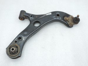 OE Toyota Corolla E21 priekšējais labais šķērssviras kronšteins 4806802330