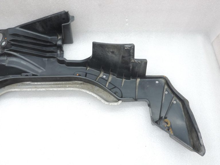 OE Toyota Corolla E21 aizmugurējā labā puses apakšdaļas aizsardzība 5762702160
