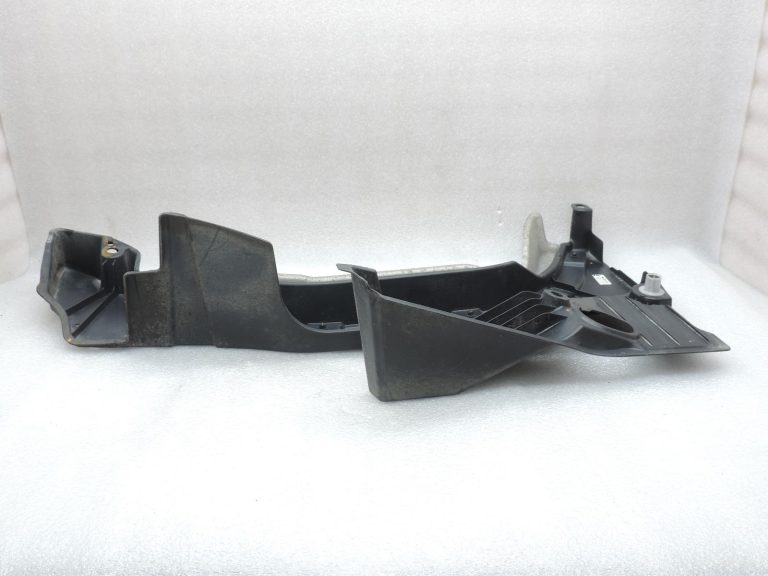 OE Toyota Corolla E21 aizmugurējā labā puses apakšdaļas aizsardzība 5762702160