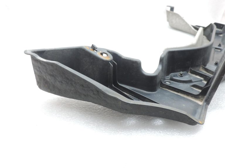 OE Toyota Corolla E21 aizmugurējā labā puses apakšdaļas aizsardzība 5762702160