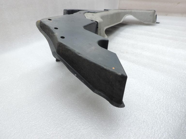 OE Toyota Corolla E21 aizmugurējā labā puses apakšdaļas aizsardzība 5762702160