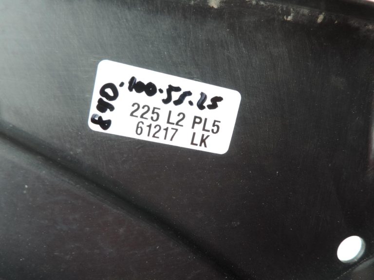 OE Toyota Corolla E21 aizmugurējā labā puses apakšdaļas aizsardzība 5762702160