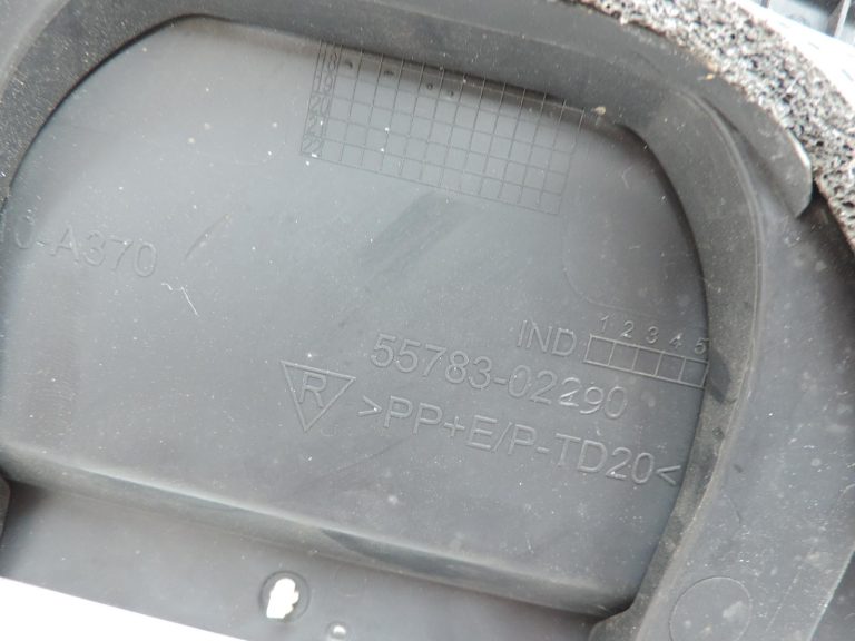 OE Toyota Corolla E21 priekšējā vējstikla apdare 5570802A20