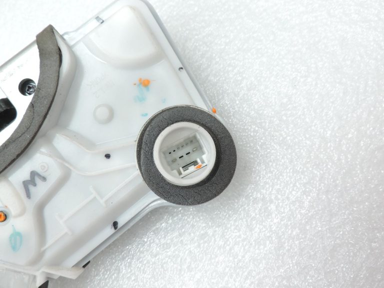 OE Toyota Corolla E21 priekšējā kreisā durvju slēdzene 6904002491