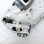 OE Toyota Corolla E21 priekšējā kreisā durvju slēdzene 6904002491