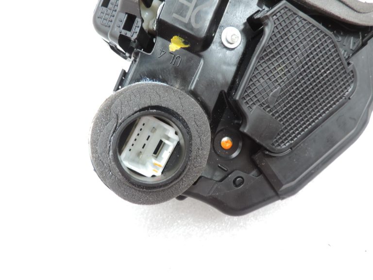 OE Toyota Corolla E21 aizmugurējā kreisā durvju slēdzene 6906002610