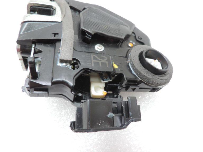 OE Toyota Corolla E21 aizmugurējā kreisā durvju slēdzene 6906002610