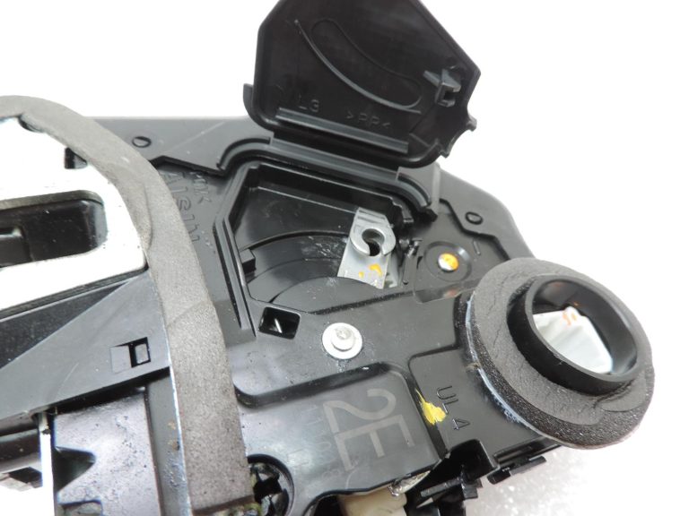 OE Toyota Corolla E21 aizmugurējā kreisā durvju slēdzene 6906002610