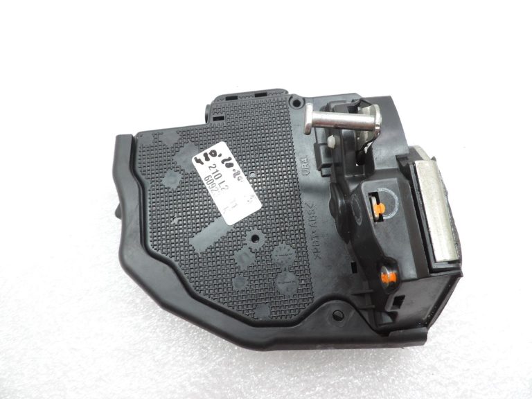 OE Toyota Corolla E21 aizmugurējās labās puses durvju slēdzene 6905002610