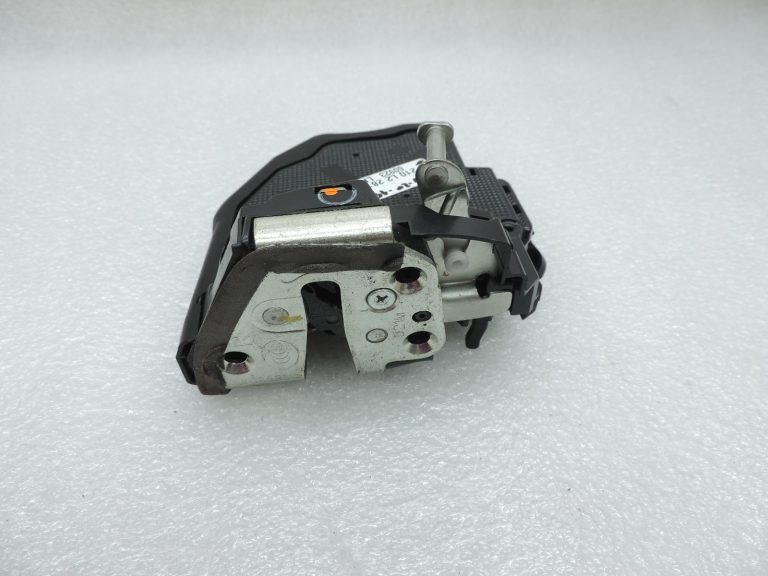 OE Toyota Corolla E21 aizmugurējās labās puses durvju slēdzene 6905002610