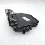 OE Toyota Corolla E21 aizmugurējās labās puses durvju slēdzene 6905002610