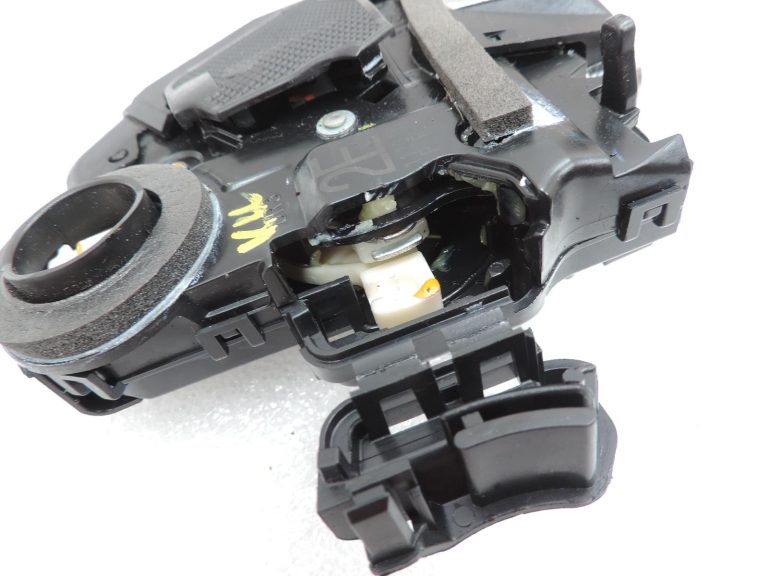 OE Toyota Corolla E21 aizmugurējās labās puses durvju slēdzene 6905002610