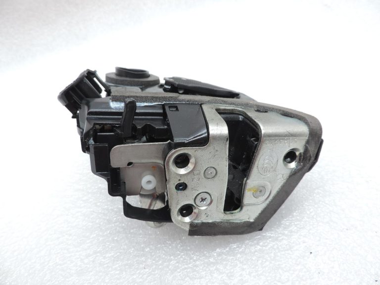 OE Toyota Corolla E21 aizmugurējās labās puses durvju slēdzene 6905002610