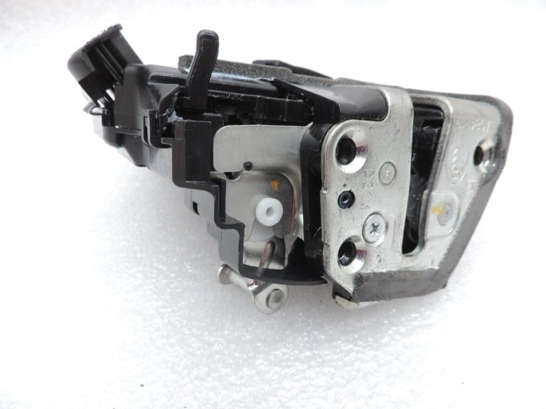 OE Toyota Corolla E21 aizmugurējās labās puses durvju slēdzene 6905002610