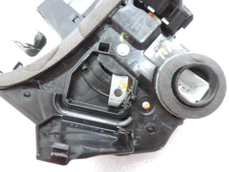 OE Toyota Corolla E21 aizmugurējās labās puses durvju slēdzene 6905002610
