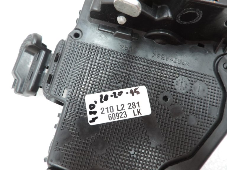 OE Toyota Corolla E21 aizmugurējās labās puses durvju slēdzene 6905002610