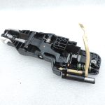 OE Toyota Corolla E21 ārējā durvju roktura kronšteins, aizmugurē pa kreisi 6920402400