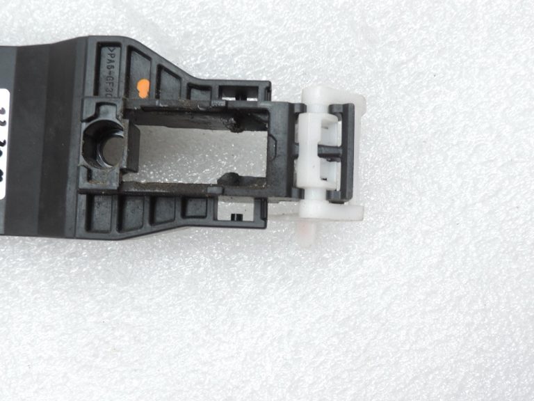 OE Toyota Corolla E21 ārējā durvju roktura kronšteins, aizmugurē labajā pusē 6920302400