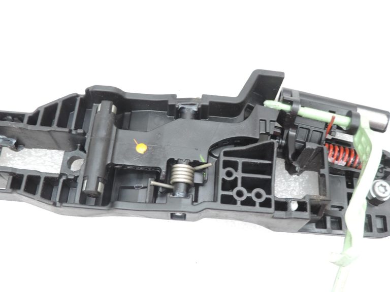 OE Toyota Corolla E21 ārējā durvju roktura kronšteins, aizmugurē labajā pusē 6920302400