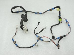 OE Toyota Corolla E21 aizmugurējās durvis, kreisā puse, 8215402D20 Durvju vadu kopne