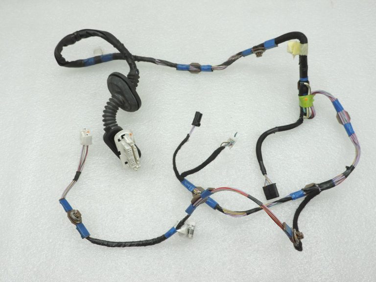 OE Toyota Corolla E21 aizmugurējās durvis, kreisā puse, 8215402D20 Durvju vadu kopne