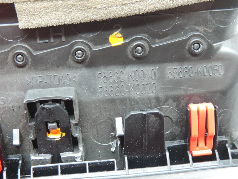 Oe Toyota Yaris IV XP210 instrumentu paneļa gaisa padeves sprausla (kreisajā pusē) 55660K0050B0