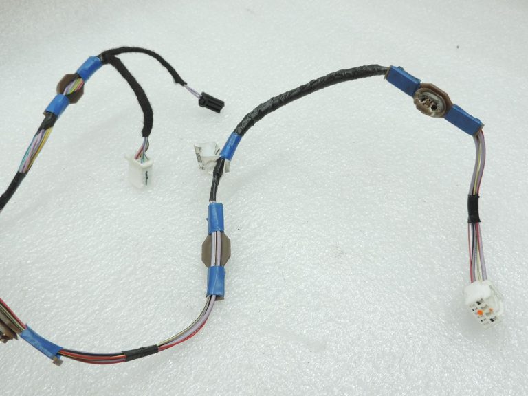OE Toyota Corolla E21 aizmugurējās durvis, kreisā puse, 8215402D20 Durvju vadu kopne