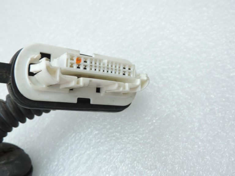 OE Toyota Corolla E21 aizmugurējās labās puses durvju vadu kopne 8215302F00 Door wiring