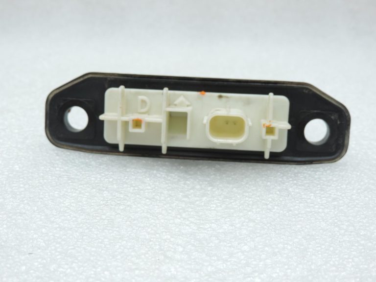 Oe Toyota Yaris IV XP210 bagāžnieka vāka slēdzis, bagāžnieka vāka rokturis 84840F4010