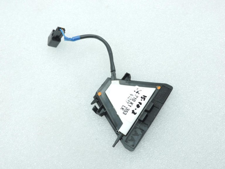Toyota Yaris IV XP210 priekšējā kamera ar apsildes sistēmu 86401-K0010 🚨 Neliels defekts 🚨