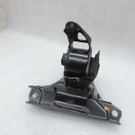 Toyota Corolla E21 1,2i 8NRFTS benzīna dzinēja balsts (kreisais) 123720Y192