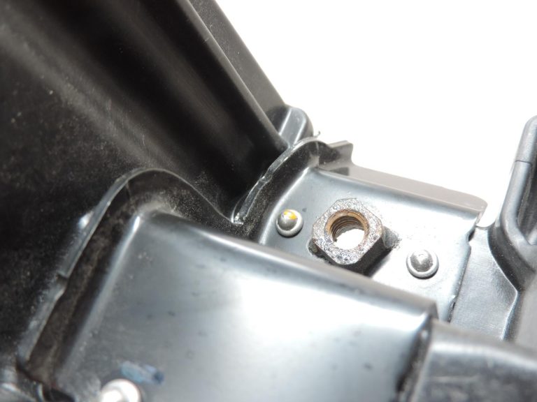 OE Toyota Corolla E21 akumulatora nodalījums 7440402830