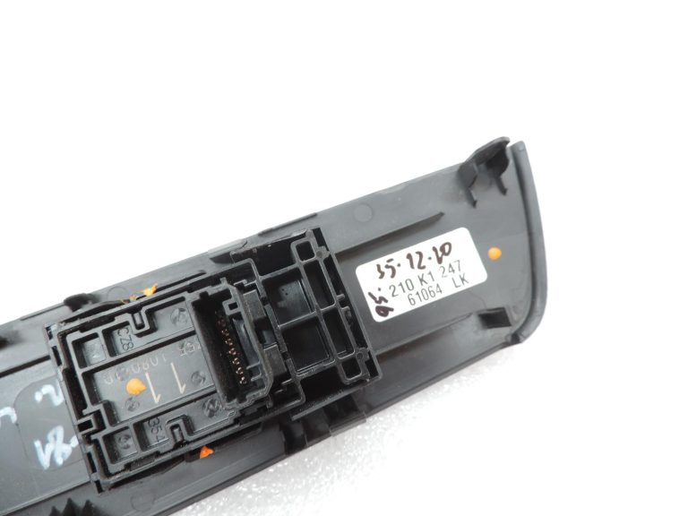 OE Toyota Corolla E21 priekšējā labā loga pacēlēja slēdzis 8481002250