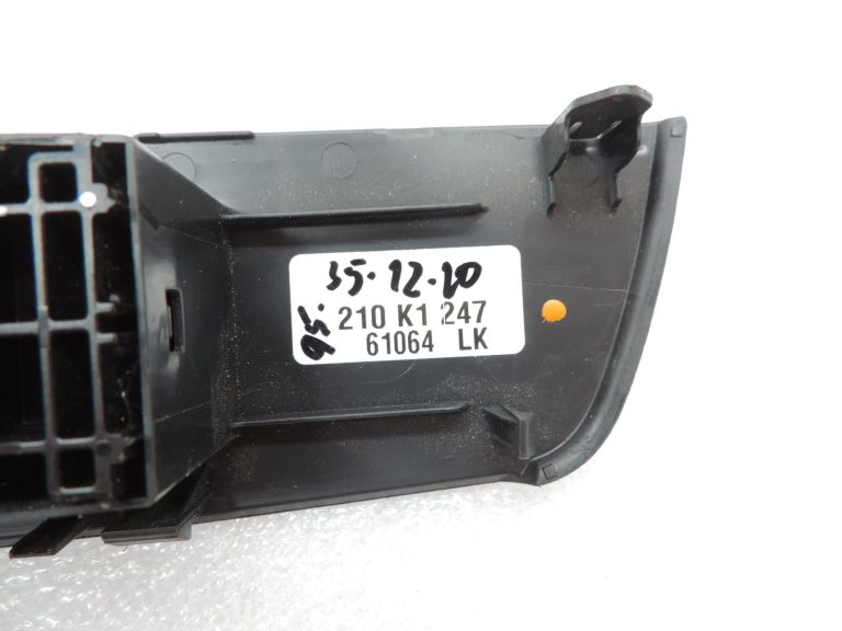 OE Toyota Corolla E21 priekšējā labā loga pacēlēja slēdzis 8481002250