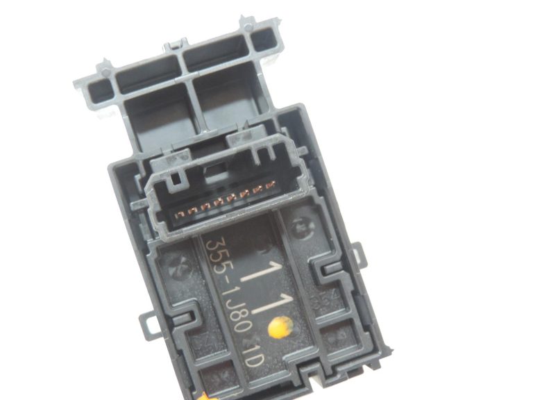 OE Toyota Corolla E21 aizmugurējo logu pacēlāju slēdzis 8481002250