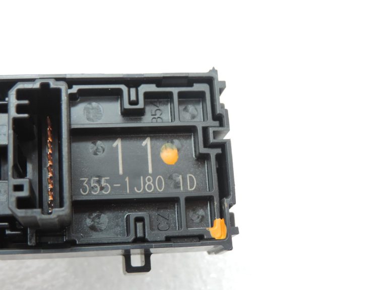 OE Toyota Corolla E21 aizmugurējo logu pacēlāju slēdzis 8481002250