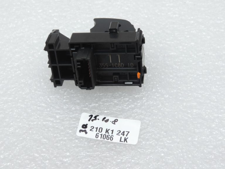 OE Toyota Corolla E21 aizmugurējo logu pacēlāju slēdzis 8481002250