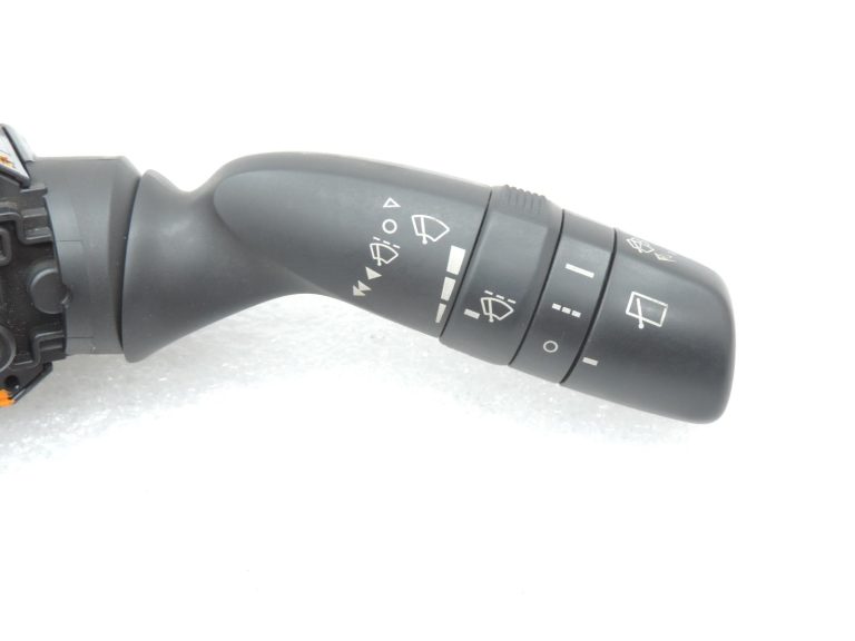 Toyota Corolla E21 universālis ar slīpajām aizmugurējām durvīm – stūres kolonnas slēdzis, tīrītāju slēdzis 8465202A30