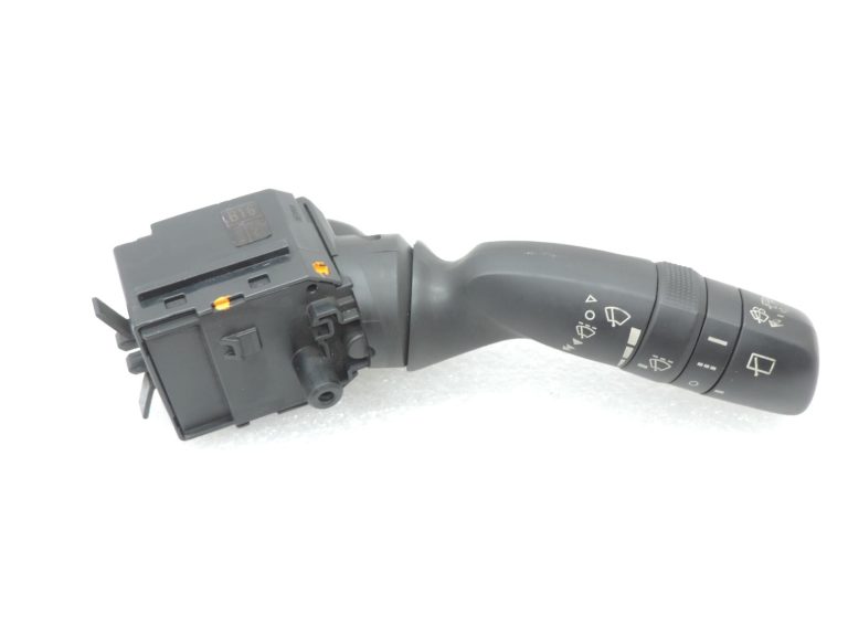 Toyota Corolla E21 universālis ar slīpajām aizmugurējām durvīm – stūres kolonnas slēdzis, tīrītāju slēdzis 8465202A30