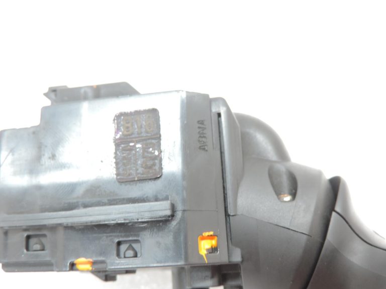 Toyota Corolla E21 universālis ar slīpajām aizmugurējām durvīm – stūres kolonnas slēdzis, tīrītāju slēdzis 8465202A30