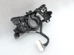 OE Toyota Corolla E21 vadu kopnes stūres kolonnas slēdža turētājs 8431902010