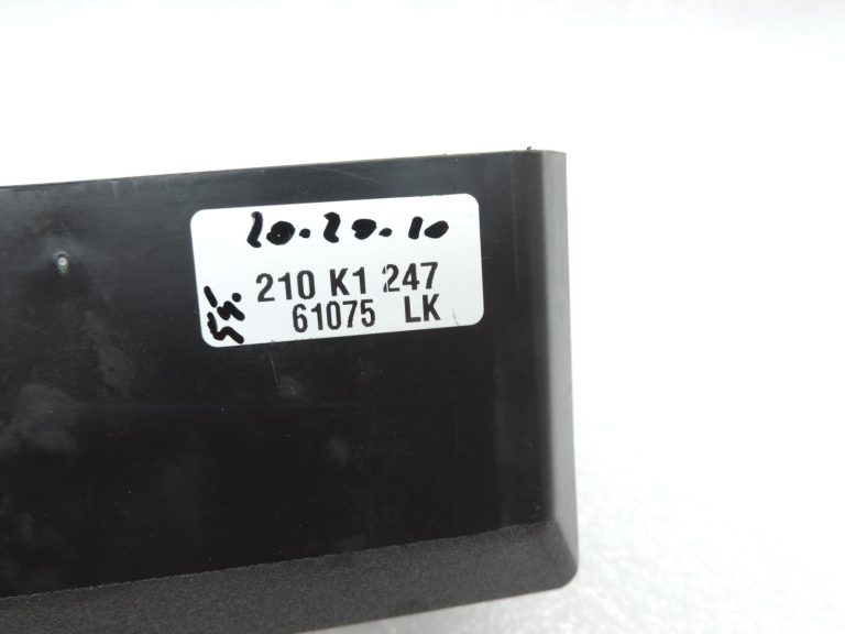 OE Toyota Corolla E21 akumulatora drošinātāju kārbas vāciņš 82621F4010